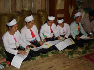 Cán bộ Hội phụ nữ xã Quý Hòa (Lạc Sơn) thường xuyên tiếp cận các thông tin, chính sách pháp luật của Đảng và Nhà nước, qua đó đẩy mạnh thực hiện QCDC, tham gia đóng góp ý kiến xây dựng hệ thống chính trị xã hội các cấp.